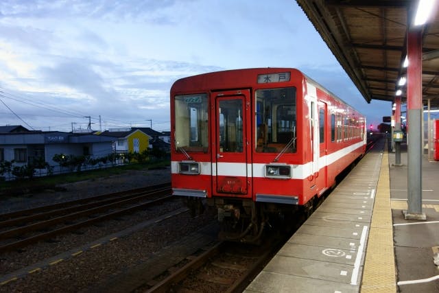 ホームに止まる電車