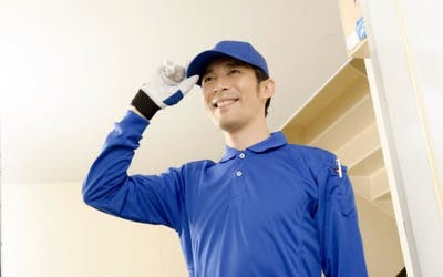 お客さんに挨拶をする男性