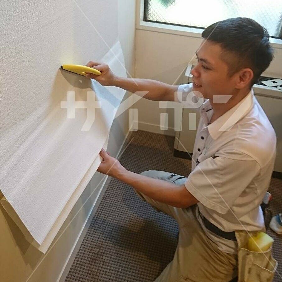 クロス貼る研修生