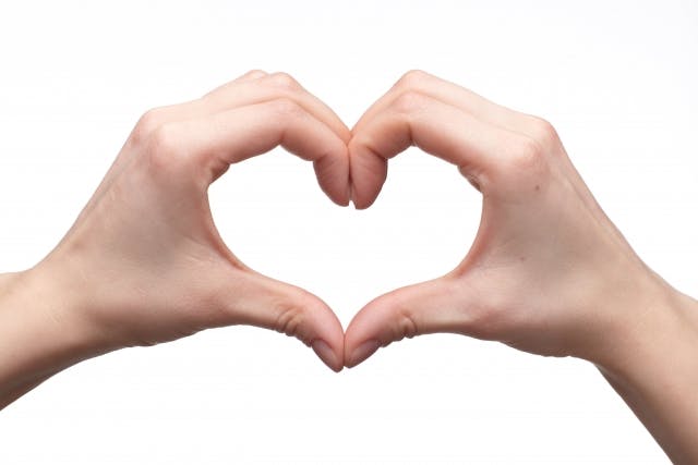 手で作ったハート
