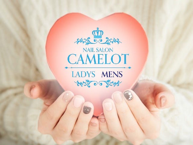 掌にハートを乗せる女性