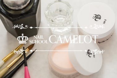 化粧道具とネイルスクールキャメロットのロゴ