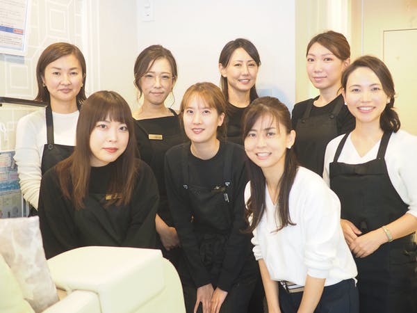 笑顔でカメラ目線の女性8人