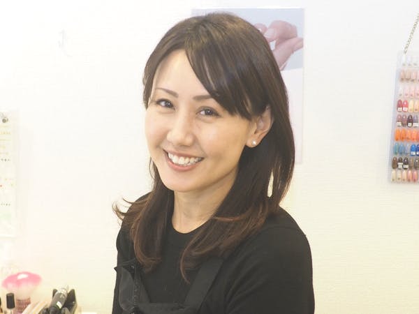 笑顔でカメラ目線の女性