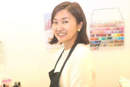 笑顔でカメラ目線の女性