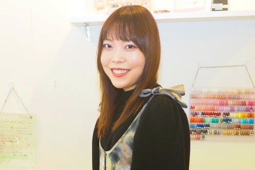 笑顔でカメラ目線の女性