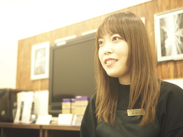 笑顔で話す女性