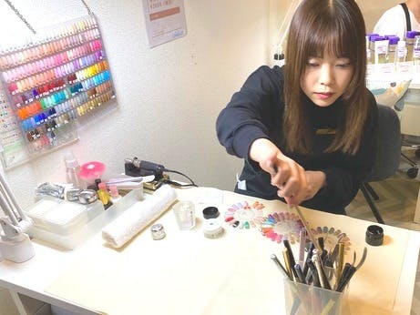 ネイルの勉強をする女性