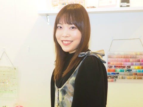 笑顔でカメラ目線の女性