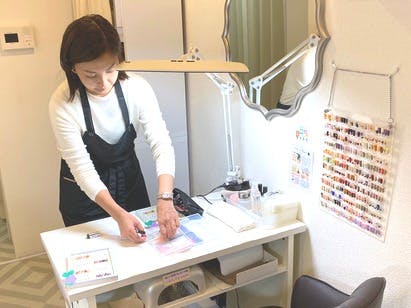 ネイルサロンで仕事をする女性