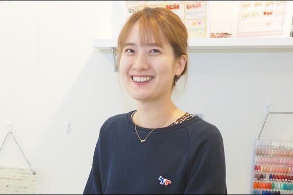 笑顔でカメラ目線の女性