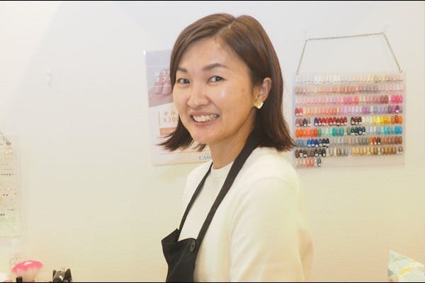 笑顔でカメラ目線の女性