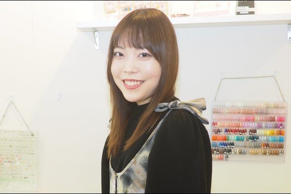 笑顔でカメラ目線の女性