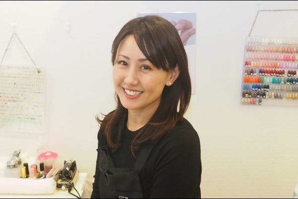 笑顔でカメラ目線の女性