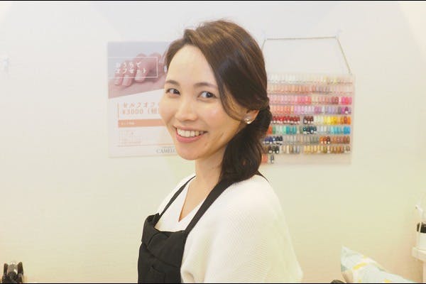 笑顔でカメラ目線の女性