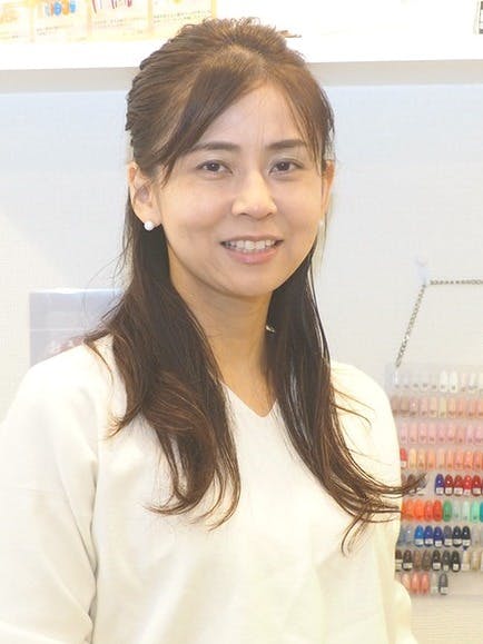 カメラ目線で微笑む女性