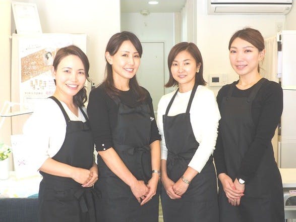 笑顔で並ぶ4人の女性