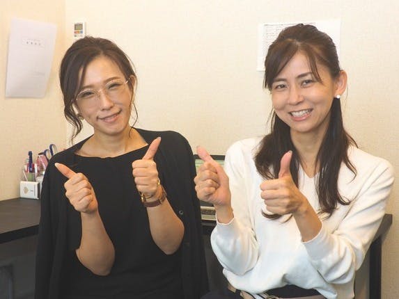 笑顔でgoodポーズをする2人の女性