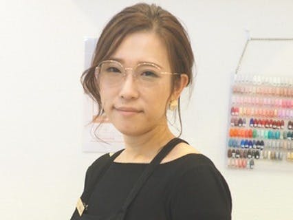 カメラ目線でほほ笑む女性