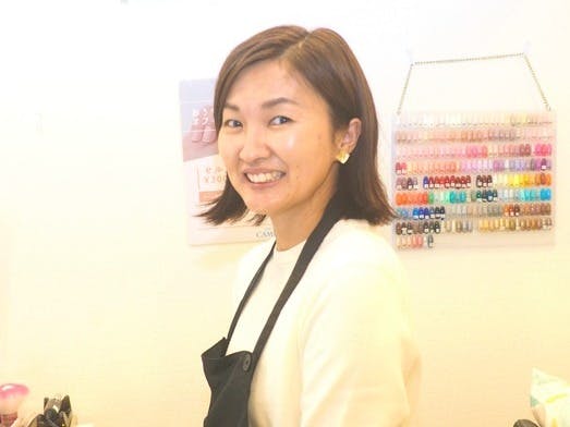 笑顔でカメラ目線の女性