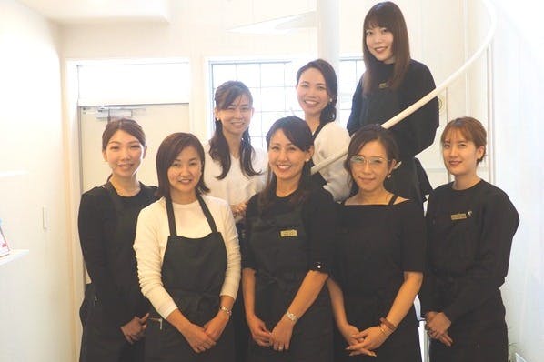 笑顔で並ぶ女性8人