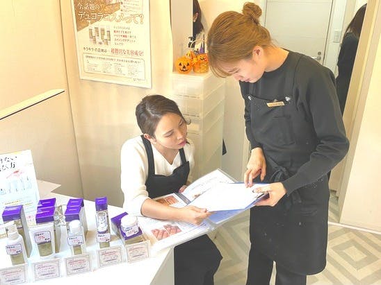 書類を見る女性2人