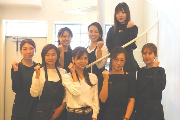 ガッツポーズをする8人の女性