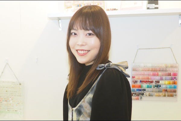 笑顔でカメラ目線の女性