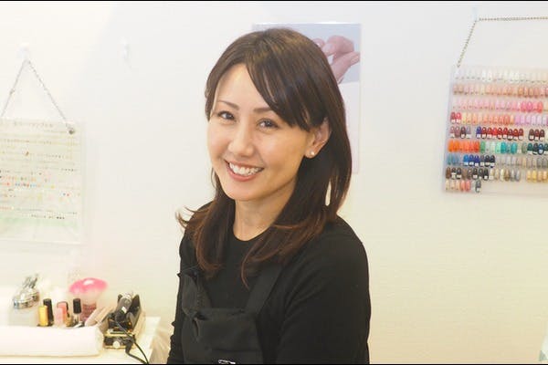 笑顔でカメラ目線の女性