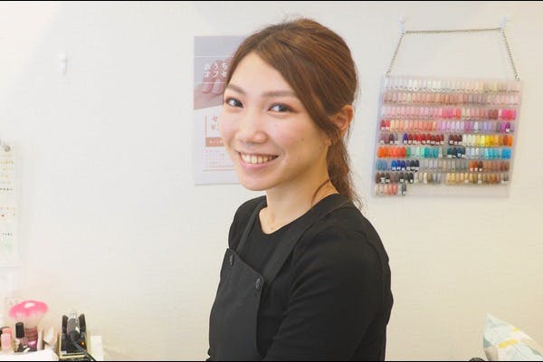 笑顔でカメラ目線の女性