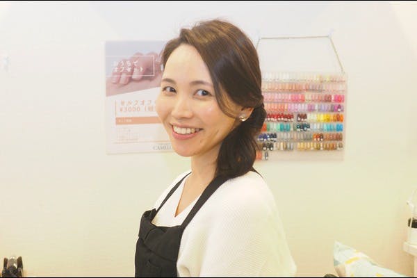 笑顔でカメラ目線の女性