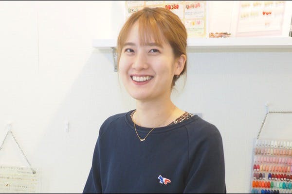 笑顔でカメラ目線の女性