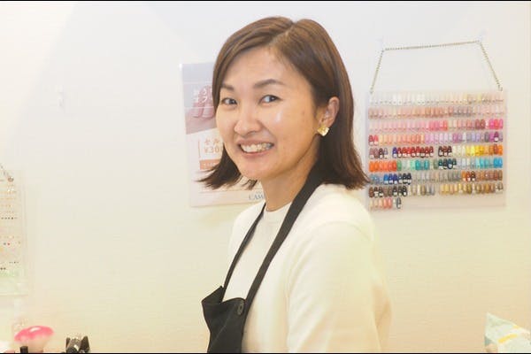 笑顔でカメラ目線の女性