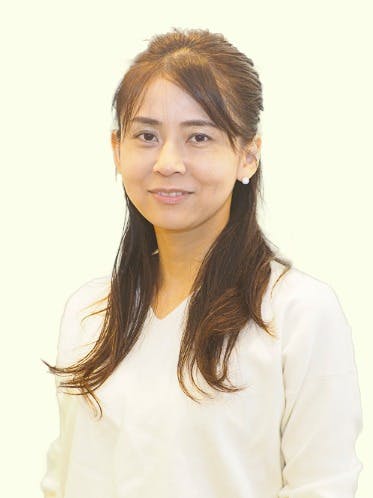 カメラ目線でほほ笑む女性