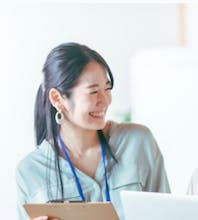 ママ歓迎の会社で働く女性