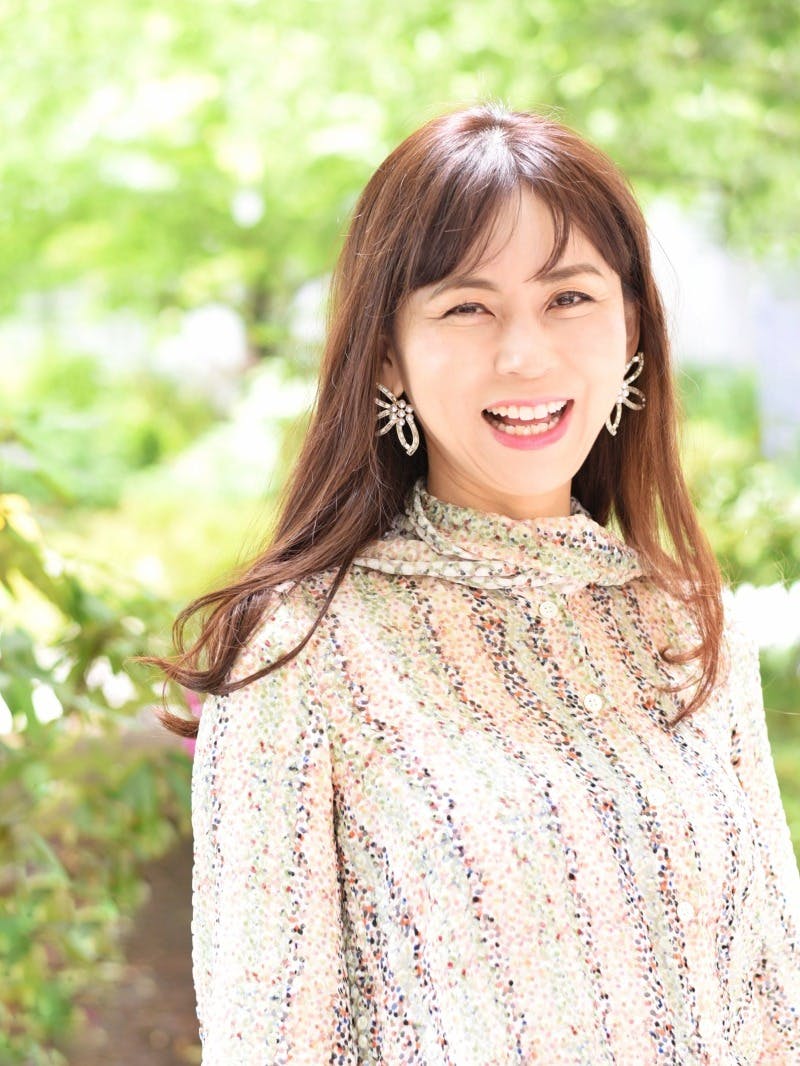 カメラ目線でほほ笑む女性