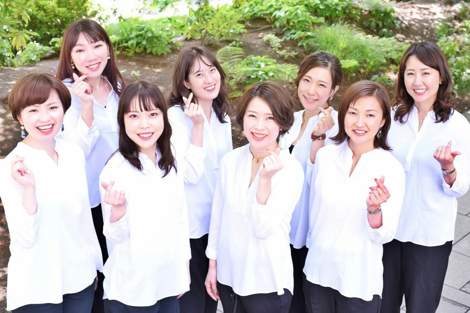 ガッツポーズをする8人の女性