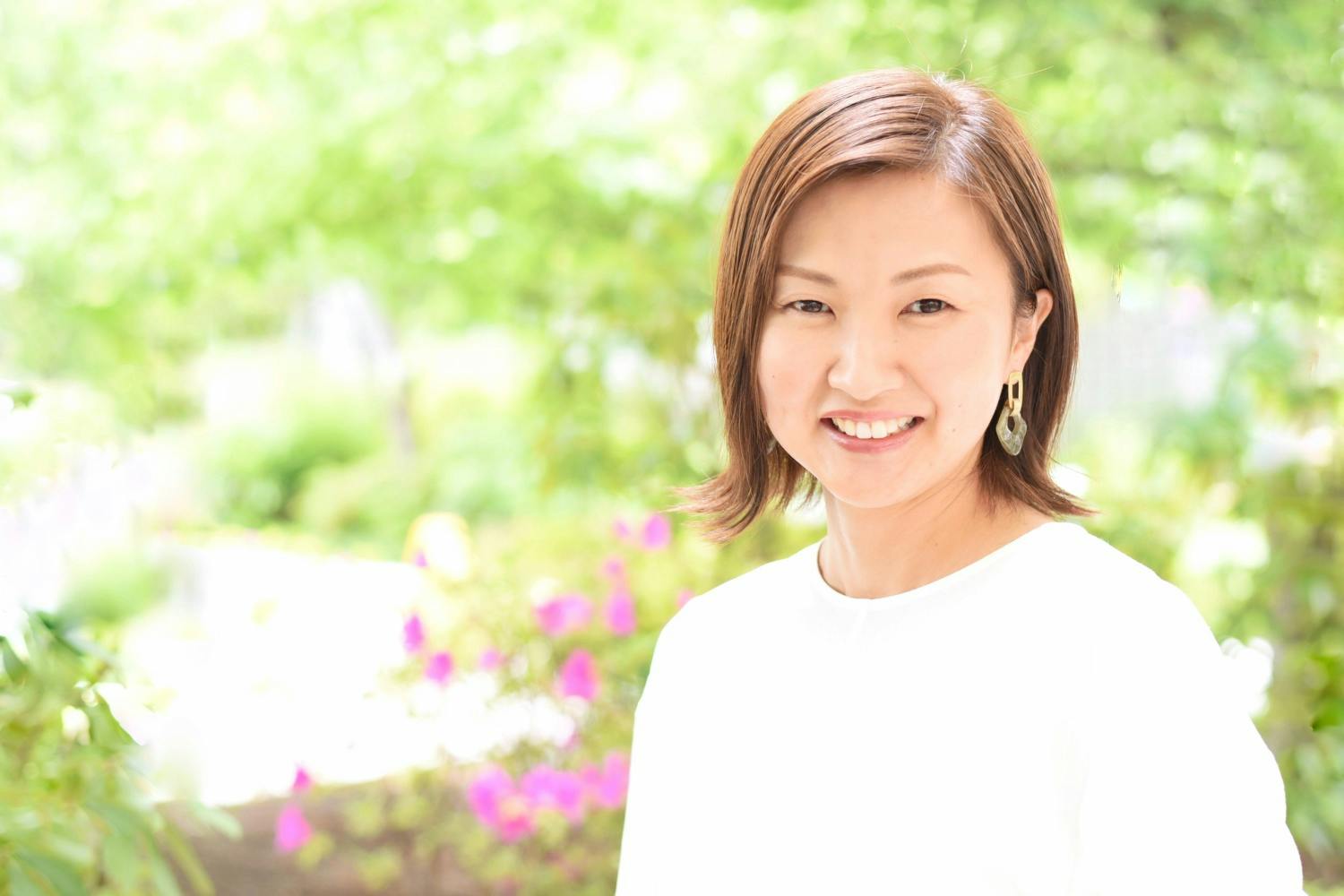笑顔でカメラ目線の女性