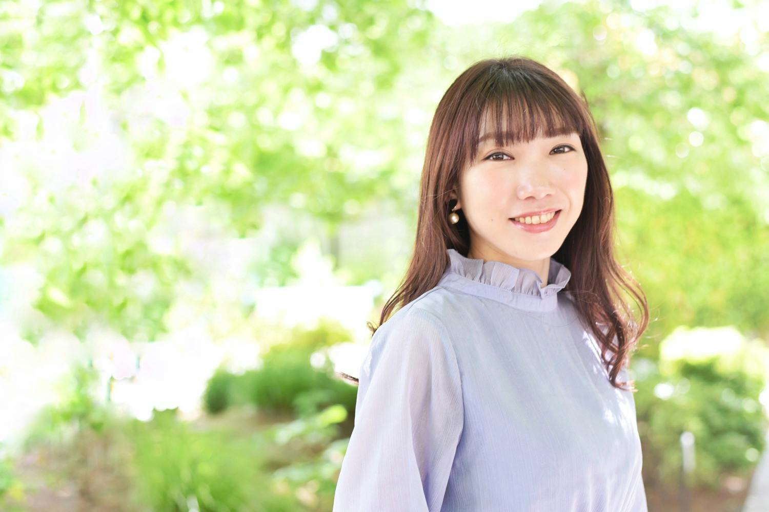 笑顔でカメラ目線の女性