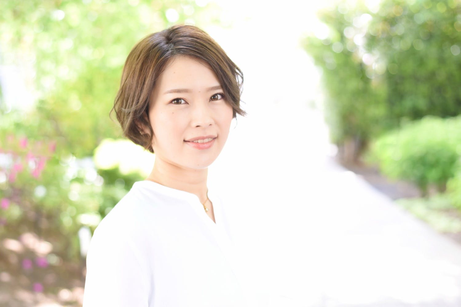 笑顔でカメラ目線の女性