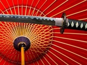 赤い番傘と、日本刀