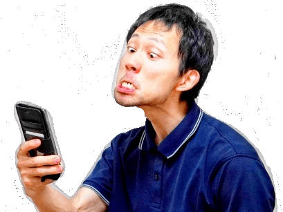 スマホを見る男性