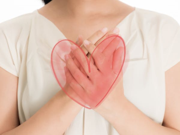 ハートと胸に手を当てる女性
