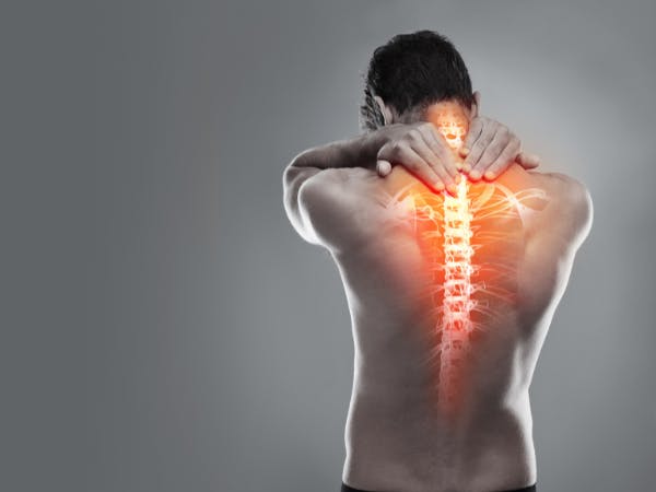 首を痛そうにおさえる男性