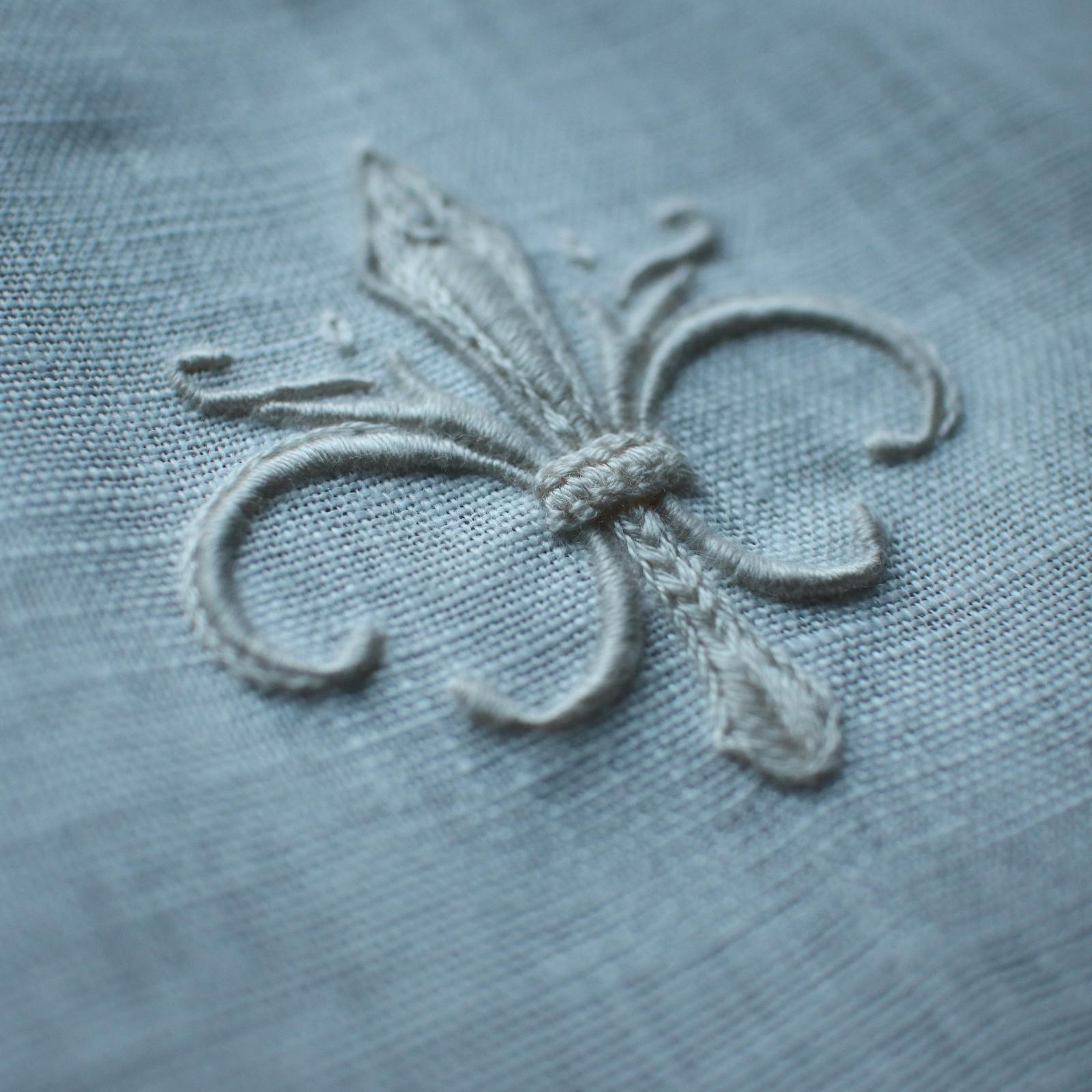 中世 フランス 象嵌タイル 百合の紋章 百合の紋章」の物語｜Aya Fukuda